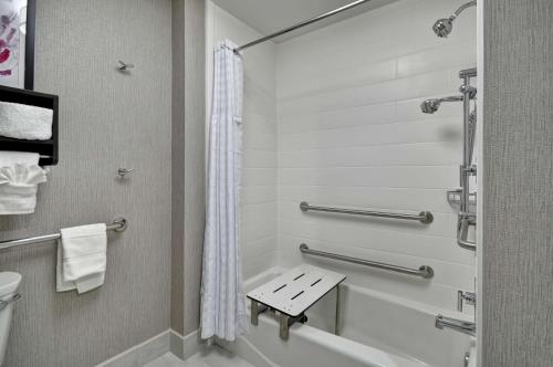 Kylpyhuone majoituspaikassa Homewood Suites by Hilton Tyler