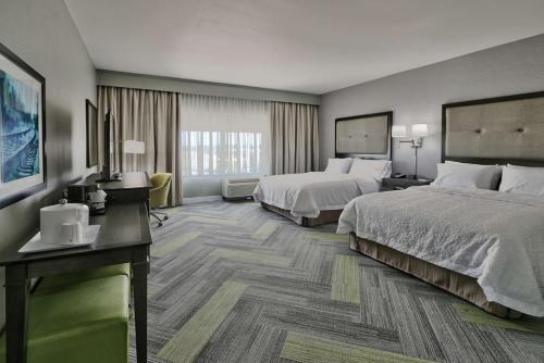 Habitación de hotel con 2 camas y escritorio en Hampton Inn & Suites Guthrie, OK, en Guthrie