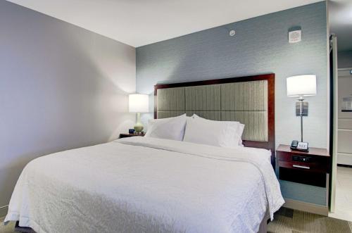 a bedroom with a large white bed and two lamps at Hampton Inn Boston - Westborough in Westborough