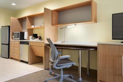an office with a desk and a chair in a room at Home2 Suites By Hilton Baton Rouge in Baton Rouge