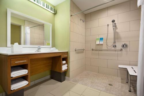 uma casa de banho com um lavatório e um chuveiro em Home2 Suites By Hilton Baton Rouge em Baton Rouge
