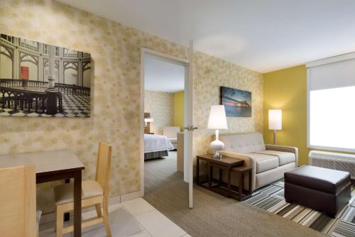 Un pat sau paturi într-o cameră la Home2 Suites By Hilton Baton Rouge
