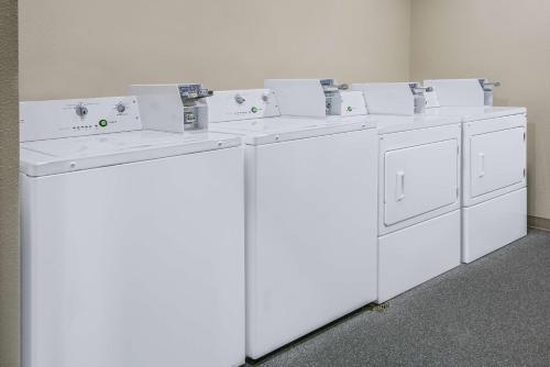 una fila di lavatrici bianche in una stanza di Home2 Suites By Hilton Austin Airport ad Austin