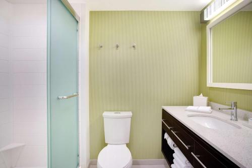 Koupelna v ubytování Home2 Suites By Hilton Chicago Schaumburg