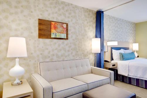 Postel nebo postele na pokoji v ubytování Home2 Suites By Hilton Chicago Schaumburg