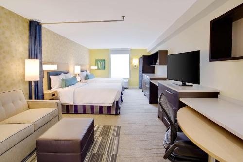 TV a/nebo společenská místnost v ubytování Home2 Suites By Hilton Chicago Schaumburg