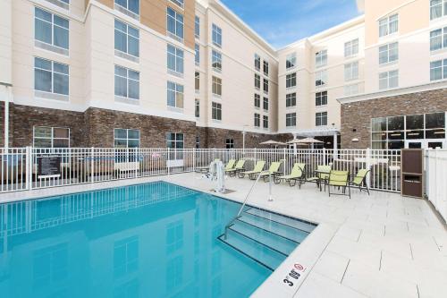 uma piscina em frente a um edifício em Homewood Suites by Hilton Concord em Concord