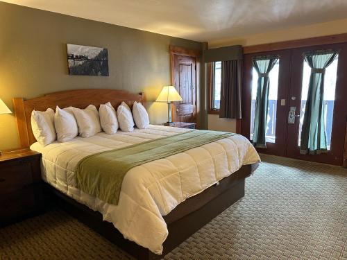 Ένα ή περισσότερα κρεβάτια σε δωμάτιο στο Silver Moon Inn