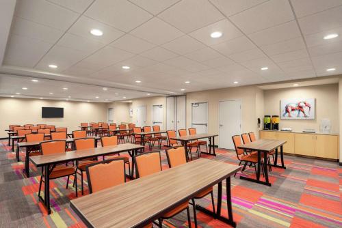 Ein Restaurant oder anderes Speiselokal in der Unterkunft Home2 Suites by Hilton Woodbridge Potomac Mills 