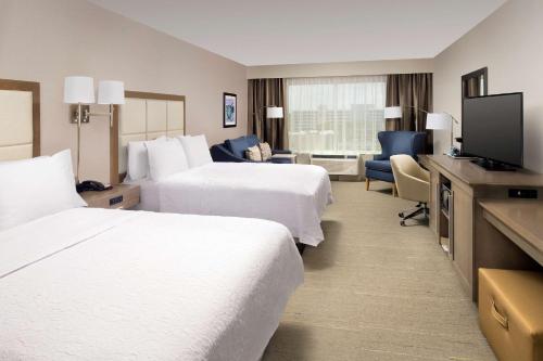 Μια τηλεόραση ή/και κέντρο ψυχαγωγίας στο Hampton Inn Wilmington Downtown