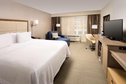 Μια τηλεόραση ή/και κέντρο ψυχαγωγίας στο Hampton Inn Wilmington Downtown