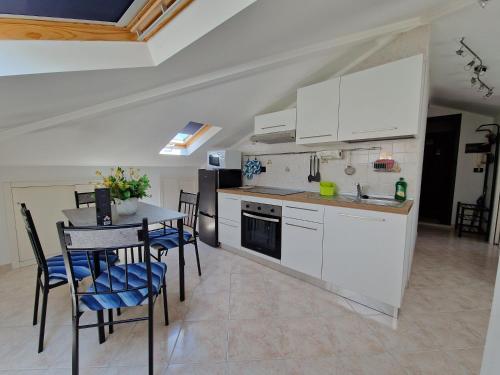 Кухня или мини-кухня в Casa vacanza Dalia
