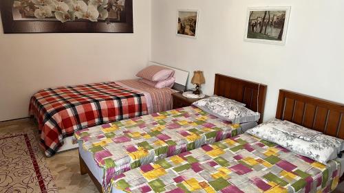 um quarto com duas camas e uma saia-cama em Casa Beccaria em Marghera