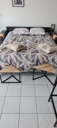 un lit avec des oreillers dessus dans une chambre dans l'établissement Charmant Studio climatisé Vue mer à 100m plage du Môle, au Cap d'Agde