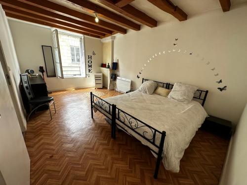 1 dormitorio con 1 cama y TV en Chez Samantha au cœur d'Azay en Azay-le-Rideau