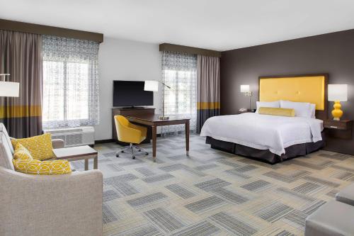 una camera d'albergo con letto e scrivania di Hampton Inn & Suites Los Angeles/Hollywood, CA a Los Angeles