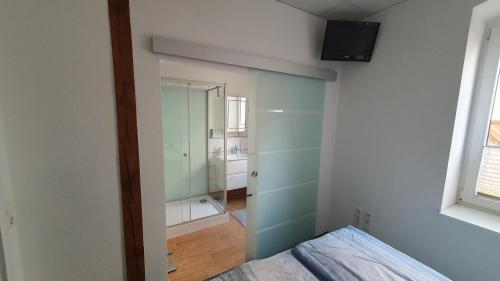 een slaapkamer met een bed en een badkamer met een spiegel bij Krämerbrückenidyll in Erfurt