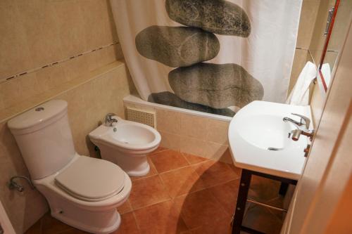uma casa de banho com um WC e um lavatório em Sea view malabata family only em Tânger
