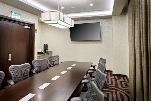 a conference room with a long table and chairs at Hilton Garden Inn Roslyn in Roslyn
