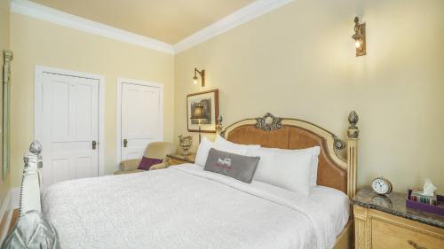 A bed or beds in a room at Grey Gables Inn