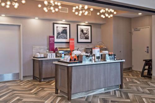 Hampton Inn and Suites Minneapolis University Area, MN Image