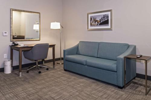 Hampton Inn and Suites Minneapolis University Area, MN Image