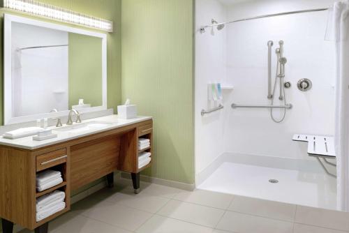 W łazience znajduje się umywalka i prysznic. w obiekcie Home2 Suites By Hilton Prattville w mieście Prattville