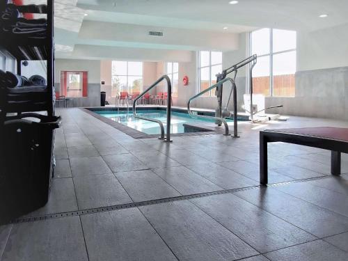 a swimming pool in a large building with a pooliteratoriteratorhaarhaarhaarhaar at Hampton Inn & Suites-Moore in Moore