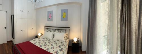 um pequeno quarto com uma cama e uma janela em Como la flor, Gizi Attikis em Atenas