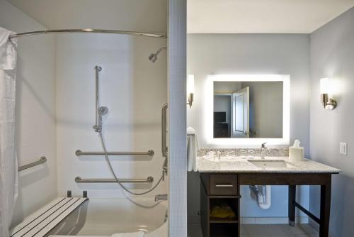 y baño con ducha y lavamanos. en Homewood Suites By Hilton Phoenix Tempe Asu Area en Tempe