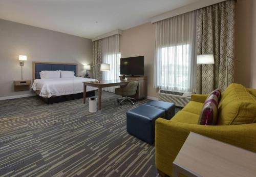 una camera d'albergo con letto e divano di Hampton Inn & Suites Seattle/Redmond Wa a Redmond