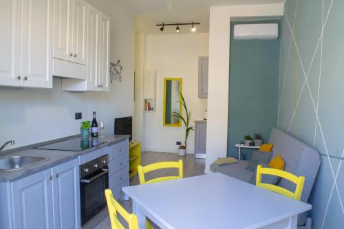 a kitchen and living room with a table and chairs at Ca Emma - Homy Home in Turin