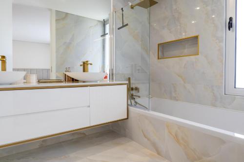 een badkamer met 2 wastafels en een douche bij Tiz house in Funchal