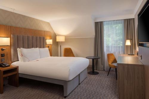 um quarto de hotel com uma cama grande e uma janela em DoubleTree by Hilton Southampton em Southampton