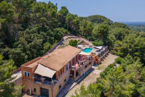 an aerial view of a house with a swimming pool at Finca Sa Fuente in Felanitx