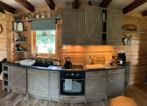 雲特史比斯的住宿－Dižbraki，小屋内的厨房配有炉灶烤箱
