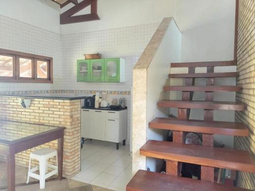 uma cozinha com uma escada e um balcão com uma mesa em Pousada Solar dos Lençóis em Barreirinhas