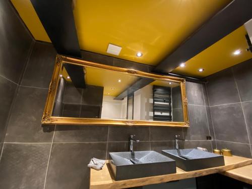 a bathroom with two sinks and a mirror at Grande Maison d'architecte avec toit terrasse, Piscine sans vis à vis et Sauna 