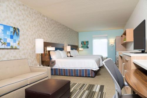 诺科米斯Home2 Suites By Hilton Nokomis的配有床和沙发的酒店房间