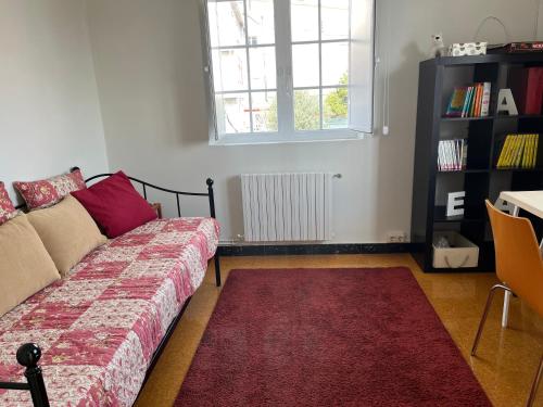 sala de estar con sofá y alfombra roja en Vivienda en Combarro, en Combarro