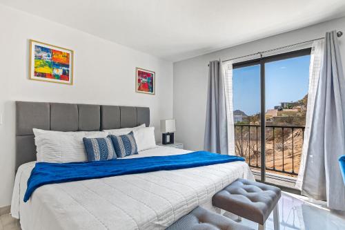 Postel nebo postele na pokoji v ubytování Morgan Residences 508B