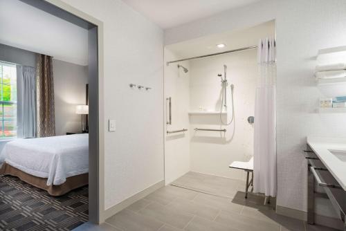 y baño con cama, ducha y lavabo. en Hampton Inn & Suites Bridgewater, NJ, en Bridgewater