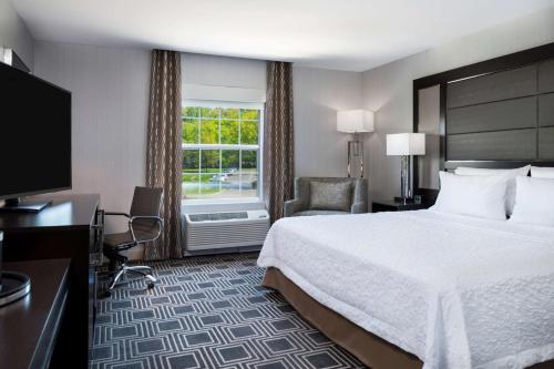 um quarto de hotel com uma cama e uma janela em Hampton Inn & Suites Bridgewater, NJ em Bridgewater