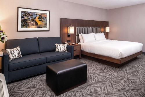 Habitación de hotel con cama y sofá en Doubletree By Hilton Lafayette East, en Lafayette