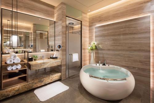 baño con bañera grande y 2 lavabos en DoubleTree By Hilton Xiamen-Haicang en Xiamen