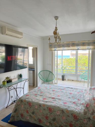une chambre avec un lit et une vue sur l'océan dans l'établissement Cool Appart sur Croisette Palm Beach, à Cannes