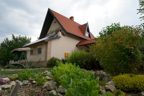 uma casa com um telhado vermelho em Vikendica Mali Raj em Čortanovci