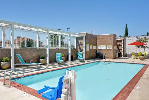 Πισίνα στο ή κοντά στο Home2 Suites Azusa