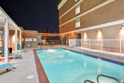 Πισίνα στο ή κοντά στο Home2 Suites Azusa