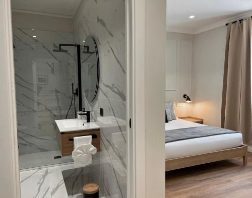 La salle de bains est pourvue d'un lit, d'un lavabo et d'un miroir. dans l'établissement Cindy Rooms, à Termoli